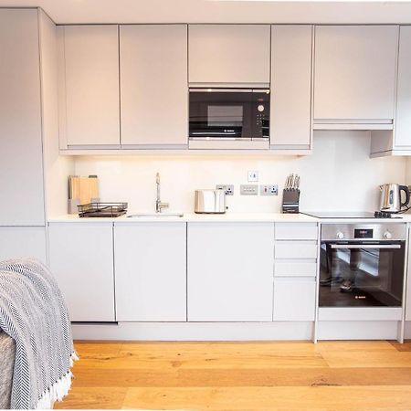 Apartmán Two Bed Flat With Wrap Around Terrace Near Legoland, Windsor, Tube Station Slough Exteriér fotografie