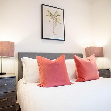 Apartmán Two Bed Flat With Wrap Around Terrace Near Legoland, Windsor, Tube Station Slough Exteriér fotografie