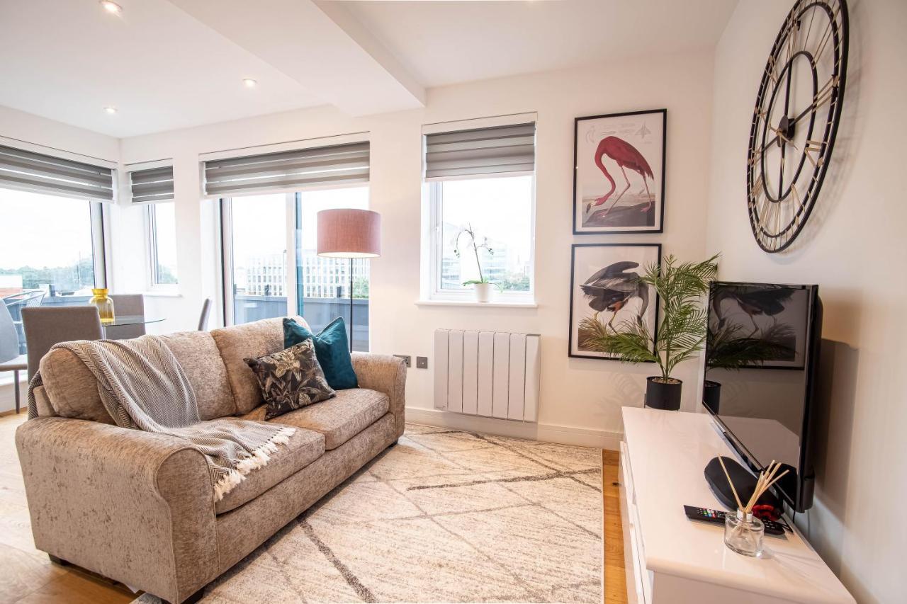 Apartmán Two Bed Flat With Wrap Around Terrace Near Legoland, Windsor, Tube Station Slough Exteriér fotografie