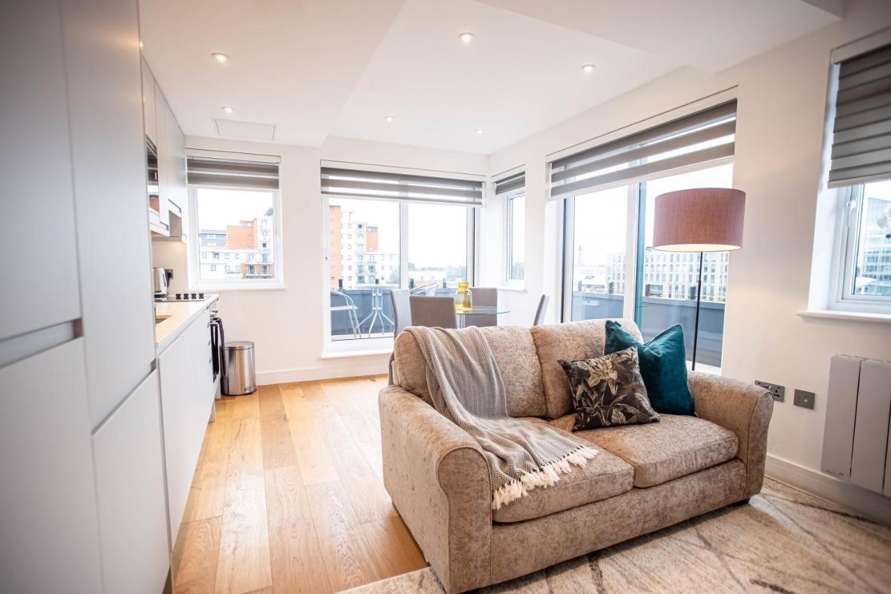 Apartmán Two Bed Flat With Wrap Around Terrace Near Legoland, Windsor, Tube Station Slough Exteriér fotografie