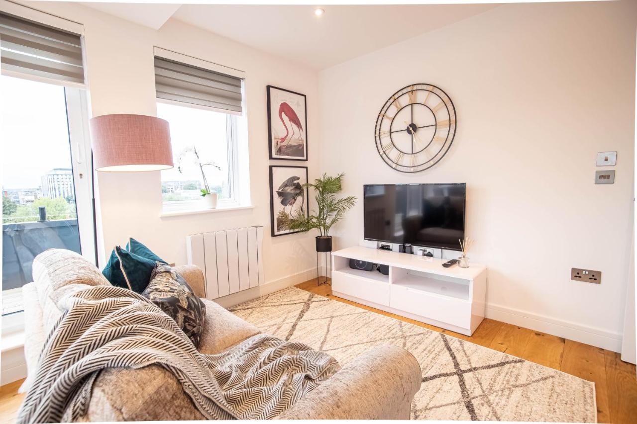 Apartmán Two Bed Flat With Wrap Around Terrace Near Legoland, Windsor, Tube Station Slough Exteriér fotografie