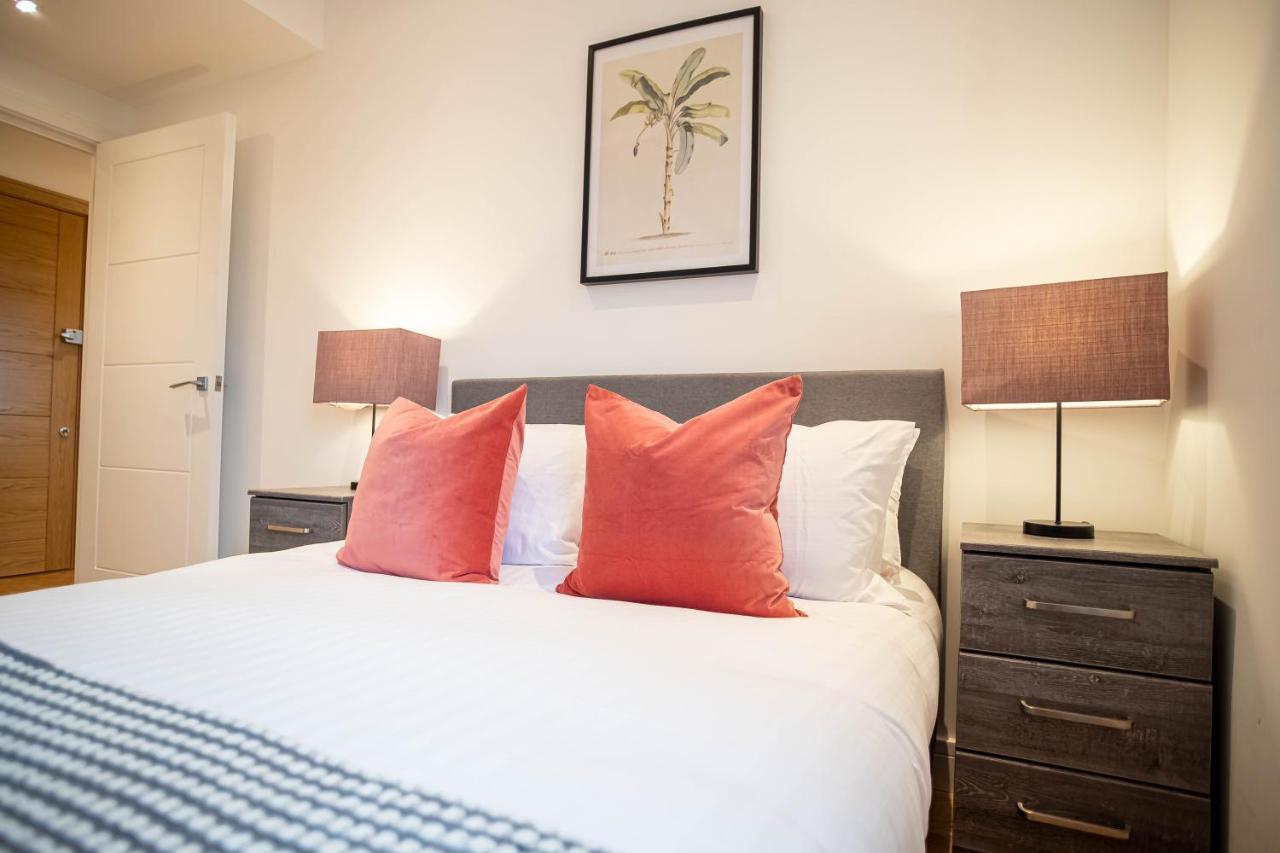 Apartmán Two Bed Flat With Wrap Around Terrace Near Legoland, Windsor, Tube Station Slough Exteriér fotografie