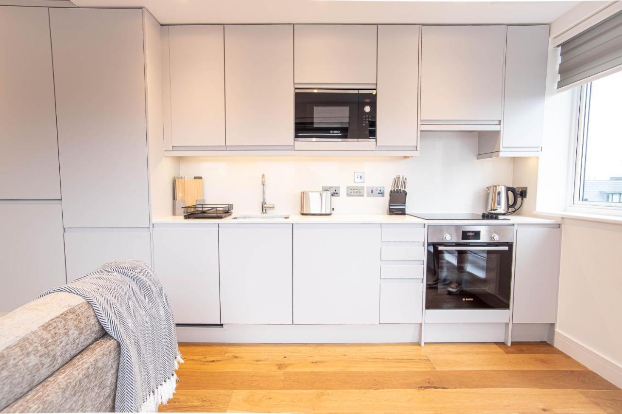 Apartmán Two Bed Flat With Wrap Around Terrace Near Legoland, Windsor, Tube Station Slough Exteriér fotografie