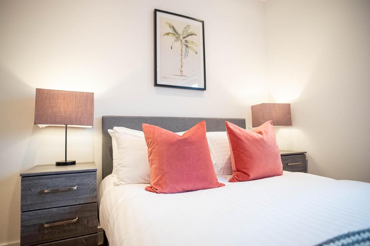 Apartmán Two Bed Flat With Wrap Around Terrace Near Legoland, Windsor, Tube Station Slough Exteriér fotografie